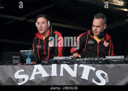 Lulworth, Regno Unito. 28 luglio 2023. Il duo di musica L-R Electronic Jez Willis e Tim Garbutt. Conosciuti come Utah Saints, si esibiscono dal vivo sul palco con il presentatore di CBeebies Mister Maker al Camp Bestival di Lulworth. (Foto di Dawn Fletcher-Park/SOPA Images/Sipa USA) credito: SIPA USA/Alamy Live News Foto Stock