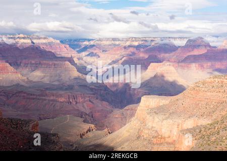 Il cielo sovrasta la distesa del Grand Canyon. Foto Stock