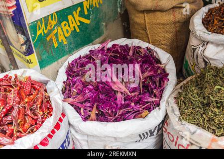 Sokalipura, Srinagar, Jammu e Kashmir, India. 25 ottobre 2022. Erbe essiccate in vendita presso un mercato di Srinagar. Foto Stock