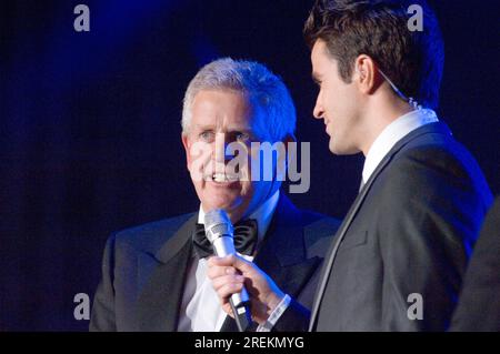 Il presentatore televisivo Steve Jones parla con il capitano del Team Europe Ryder Cup Colin Montgomerie al concerto Welcome to Wales al Millennium Stadium di Cardiff stasera, davanti alla Ryder Cup. Foto Stock