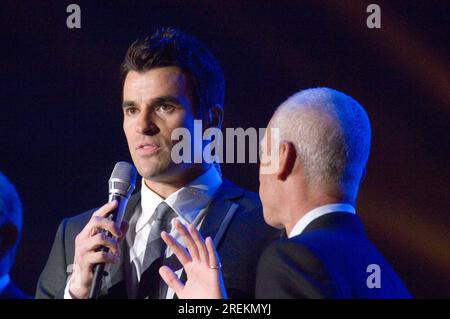 Il presentatore televisivo Steve Jones parla con il capitano del Team USA Ryder Cup Corey Pavin al concerto Welcome to Wales al Millennium Stadium di Cardiff stasera, davanti alla Ryder Cup. Foto Stock