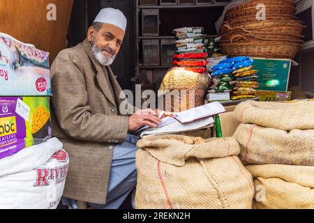 Sokalipura, Srinagar, Jammu e Kashmir, India. 25 ottobre 2022. Negoziante in un mercato a Srinagar. Foto Stock