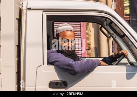 Bohri Kadal, Srinagar, Jammu e Kashmir, India. 25 ottobre 2022. Autista del camion di consegna a Srinagar. Foto Stock