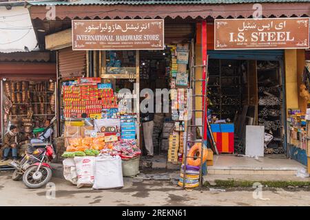 Sokalipura, Srinagar, Jammu e Kashmir, India. 25 ottobre 2022. Piccolo negozio di ferramenta a Srinagar. Foto Stock