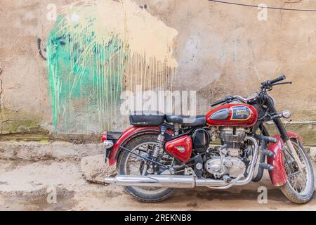 Sokalipura, Srinagar, Jammu e Kashmir, India. 25 ottobre 2022. Una moto della Royal Enfield parcheggiata a Srinagar. Foto Stock