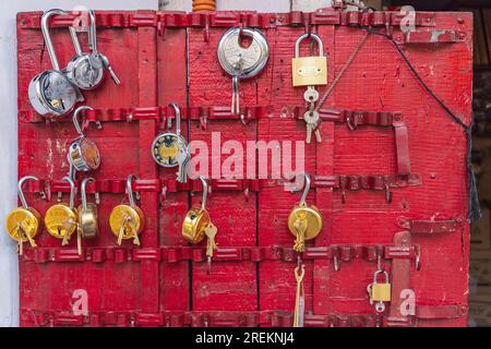 Nowhatta, Srinagar, Jammu e Kashmir, India. 25 ottobre 2022. Lucchetti in vendita in un mercato all'aperto. Foto Stock