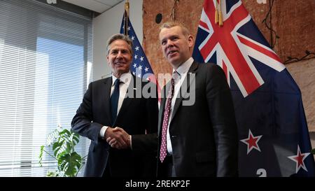 Wellington, nuova Zelanda. 28 luglio 2023. Il Segretario di Stato degli Stati Uniti Antony Blinken, a sinistra, stringe la mano al primo Ministro neozelandese Chris Hipkins, a destra, prima di un incontro bilaterale alla camera del Parlamento, il 27 luglio 2023 a Wellington, nuova Zelanda. Credito: Chuck Kennedy/Dipartimento di Stato degli Stati Uniti/Alamy Live News Foto Stock