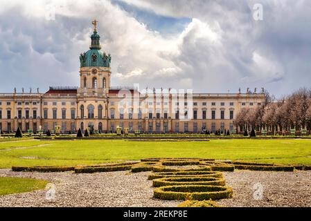 HDR shot di Schloss Charlottenburg Berlino con drammatica sky Foto Stock