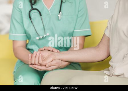 Impulso di verifica dell'infermiere con foto sul polso della paziente. Risoluzione e foto di alta qualità Foto Stock