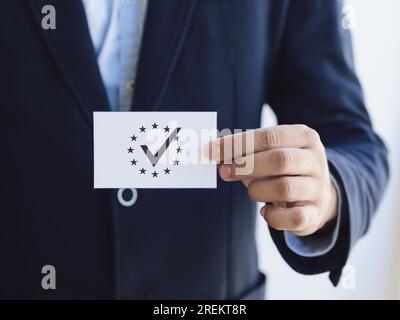 Uomo con vista frontale che tiene una votazione. Risoluzione e foto bellissime di alta qualità Foto Stock