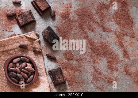 Cospargere di cacao in polvere con pezzi di cioccolato. Bella foto Foto Stock