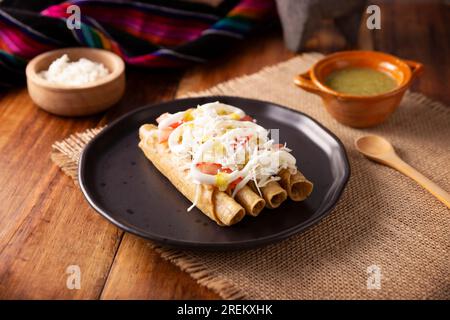 Taco Dorados. Il piatto messicano, noto anche come flautas, consiste in una tortilla di mais arrotolata con un po' di ripieno, comunemente pollo o manzo o opzione vegetariana Foto Stock