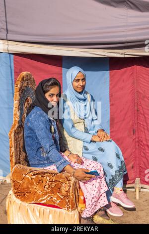 Kangan, Jammu e Kashmir, India. 27 ottobre 2022. Donne a un matrimonio in un villaggio a Jammu e Kashmir. Foto Stock