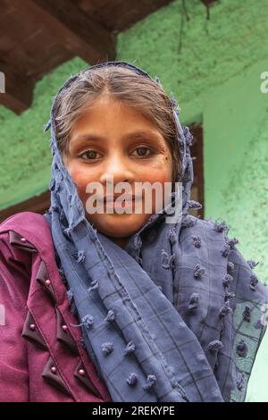 Kangan, Jammu e Kashmir, India. 27 ottobre 2022. Bambino in un villaggio di Jammu e Kashmir. Foto Stock