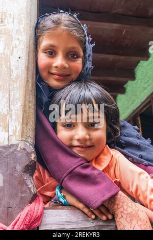 Kangan, Jammu e Kashmir, India. 27 ottobre 2022. Bambini in un villaggio di Jammu e Kashmir. Foto Stock