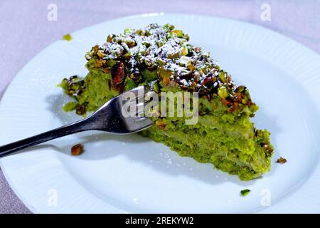 Pezzo di torta al pistacchio su piatto bianco, dettaglio, Catania, costa orientale, Sicilia, Italia Foto Stock