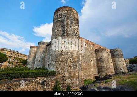Super grandangolo, Castello Ursino, torre, complesso del castello, lava raffreddata, Catania, Centro storico, Centro storico barocco, cucina orientale, Sicilia, Italia Foto Stock