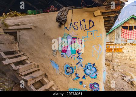 Kangan, Jammu e Kashmir, India. 27 ottobre 2022. Muro decorato in una casa del villaggio a Jammu e Kashmir. Foto Stock