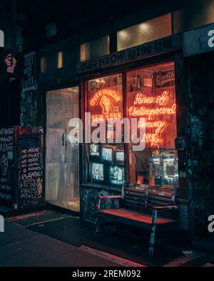 Rovesciare il segno del neon del Boxing Club di notte, Manhattan, New York Foto Stock