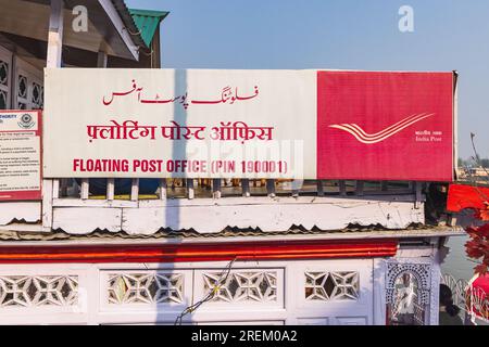 Rainawari, Srinagar, Jammu e Kashmir, India. 28 ottobre 2022. Un ufficio postale galleggiante a dal Lake. Foto Stock