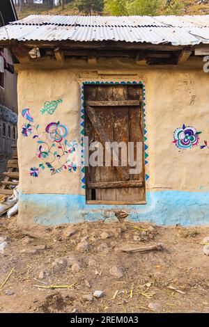 Kangan, Jammu e Kashmir, India. 27 ottobre 2022. Muro decorato in una casa del villaggio a Jammu e Kashmir. Foto Stock