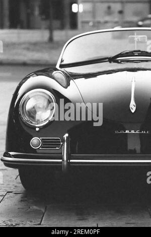 Un primo piano in bianco e nero di una Porsche 356. Foto Stock