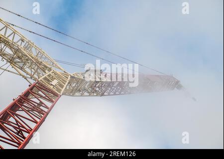 Braccio della gru nelle nuvole Foto Stock