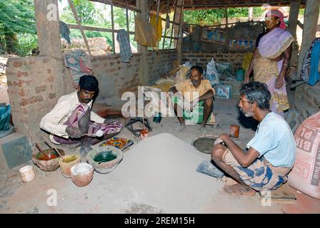 Fabbricazione di Athangudi kannadi kal, processo di fabbricazione di piastrelle ad Athangudi, Chettinad, Tamil Nadu, India meridionale, Asia. Cottage Industry su piccola scala Foto Stock