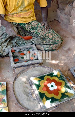 Un uomo che produce Athangudi kannadi kal, processo di fabbricazione di piastrelle ad Athangudi, Chettinad, Tamil Nadu, India meridionale, Asia. Cottage Industry Small Foto Stock