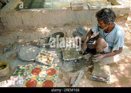 Un uomo che produce Athangudi kannadi kal, processo di fabbricazione di piastrelle ad Athangudi, Chettinad, Tamil Nadu, India meridionale, Asia. Cottage Industry Small Foto Stock