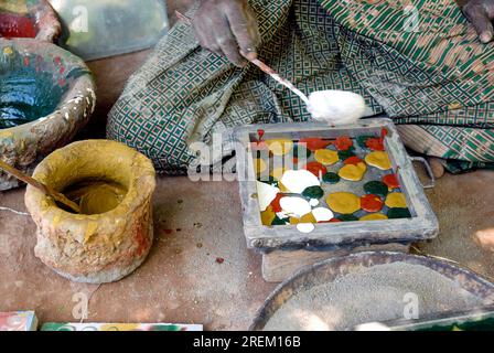 Un uomo che produce Athangudi kannadi kal, processo di fabbricazione di piastrelle ad Athangudi, Chettinad, Tamil Nadu, India meridionale, Asia. Cottage Industry Small Foto Stock