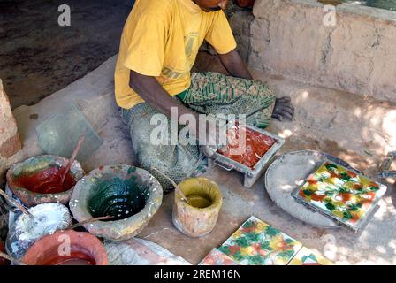 Un uomo che produce Athangudi kannadi kal, processo di fabbricazione di piastrelle ad Athangudi, Chettinad, Tamil Nadu, India meridionale, Asia. Cottage Industry Small Foto Stock