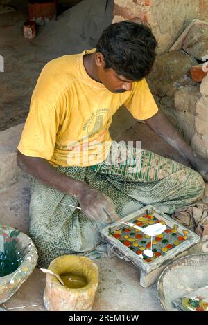 Un uomo che produce Athangudi kannadi kal, processo di fabbricazione di piastrelle ad Athangudi, Chettinad, Tamil Nadu, India meridionale, Asia. Cottage Industry Small Foto Stock