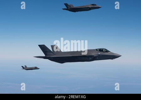 Queensland settentrionale, Australia. 23 luglio 2023. Queensland settentrionale, Australia. 23 luglio 2023. Royal Australian Air Force F-35A Lightning II Stealth Fighter Aircraft, assegnato al 3 Squadron, si prepara a fare rifornimento da un RAAF KC-30A Multi-role Tanker Transport durante l'esercitazione Talisman Sabre, 23 luglio 2023 nell'Australia settentrionale. Credito: TSgt. Eric Summers Jr./USA Air Force/Alamy Live News Foto Stock