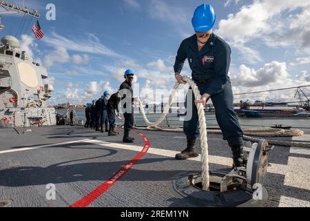 Marinai a bordo della USS Roosevelt a Klaipeda, Lituania, 20 luglio 2023. STATI UNITI Foto della Marina di Elexia Morelos Foto Stock