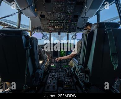 12 luglio 2023 - Golfo del Maine, USA - il maggiore Carl Price e il capitano Elisabeth Holloway, piloti del 39th Rescue Squadron, pilotano un HC-130J Combat King II sotto un KC-135 Stratotanker durante un addestramento di rifornimento aria-aria sopra il Golfo del Maine, 12 luglio 2023. La 39th RS conduce regolarmente l'addestramento di rifornimento per affinare le abilità per le missioni di ricerca e salvataggio in combattimento. (Immagine di credito: © Darius Sostre-Miroir/U.S. Air Force/ZUMA Press Wire) SOLO USO EDITORIALE! Non per USO commerciale! Foto Stock