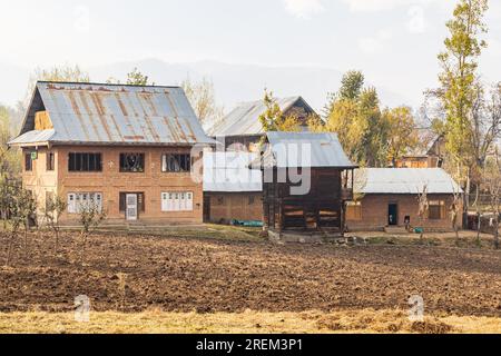 Khansahib Tehsil, Jammu e Kashmir, India. 31 ottobre 2022. Case nei campi agricoli di Jammu e Kashmir. Foto Stock