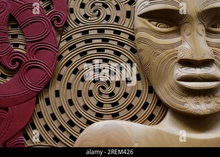 Sculture in stile Maori in mostra presso la National Library di Wellington, nuova Zelanda Foto Stock