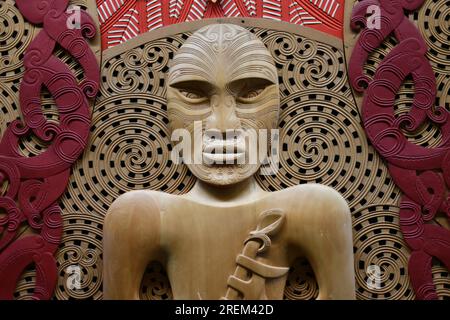 Sculture in stile Maori in mostra presso la National Library di Wellington, nuova Zelanda Foto Stock