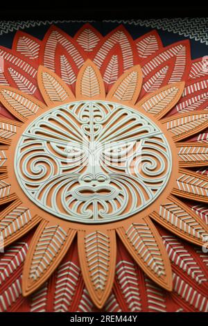 Sculture in stile Maori in mostra presso la National Library di Wellington, nuova Zelanda Foto Stock