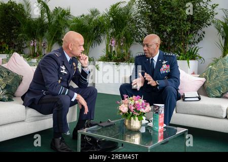 Regno Unito. 14 luglio 2023. STATI UNITI Il capo di stato maggiore dell'Air Force generale CQ Brown Jr., Right, incontra il tenente generale Andr Steur, comandante della Royal Netherlands Air Force, durante il Royal International Air Tattoo a RAF Fairford, Regno Unito, 14 luglio 2023. Brown ha partecipato al RIAT per impegnarsi con i capi aerei e spaziali di altre nazioni e dimostrare l'impegno del Dipartimento dell'Aeronautica nei confronti dei suoi alleati e partner. Credito: Jason Cochran/U.S. Air Force/ZUMA Press Wire/ZUMAPRESS.com/Alamy Live News Foto Stock