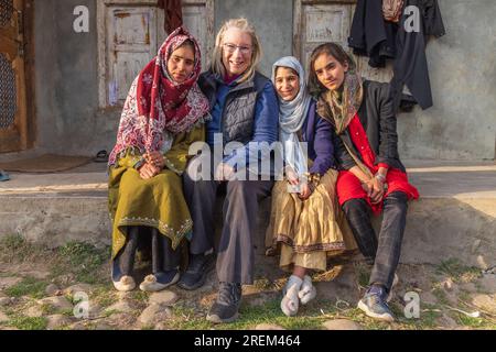 Khansahib Tehsil, Jammu e Kashmir, India. 31 ottobre 2022. Turista occidentale con ragazze locali a Jammu e Kashmir. Foto Stock