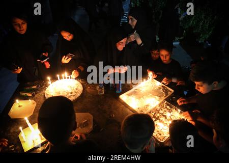 28 luglio 2023, Isfahan, Isfahan, Iran: Gli iraniani accendono le candele per commemorare la morte dell'Imam Hussein, nipote del profeta dell'Islam Muhammad, durante una cerimonia di Ashura notturna presso la storica casa dei vigneti di Malek a Isfahan. Sham-i-Ghareban è una notte di lutto dello sciita che si osserva tra il 10° Muharram e l'11° Muharram. La parola Sham significa notte e Ghareban significa povero o oppresso, quindi questa notte fa riferimento al sacrificio e alla tolleranza del popolo oppresso di Ahlebait a Karbala. Si chiama Sham-i-Ghareban. L'11 di Muharram, i membri santi di Ahlebait furono arrestati. La ne Foto Stock