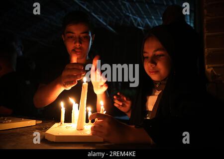 28 luglio 2023, Isfahan, Isfahan, Iran: Gli iraniani accendono le candele per commemorare la morte dell'Imam Hussein, nipote del profeta dell'Islam Muhammad, durante una cerimonia di Ashura notturna presso la storica casa dei vigneti di Malek a Isfahan. Sham-i-Ghareban è una notte di lutto dello sciita che si osserva tra il 10° Muharram e l'11° Muharram. La parola Sham significa notte e Ghareban significa povero o oppresso, quindi questa notte fa riferimento al sacrificio e alla tolleranza del popolo oppresso di Ahlebait a Karbala. Si chiama Sham-i-Ghareban. L'11 di Muharram, i membri santi di Ahlebait furono arrestati. La ne Foto Stock