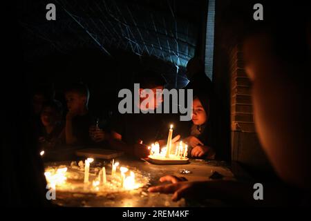 28 luglio 2023, Isfahan, Isfahan, Iran: Gli iraniani accendono le candele per commemorare la morte dell'Imam Hussein, nipote del profeta dell'Islam Muhammad, durante una cerimonia di Ashura notturna presso la storica casa dei vigneti di Malek a Isfahan. Sham-i-Ghareban è una notte di lutto dello sciita che si osserva tra il 10° Muharram e l'11° Muharram. La parola Sham significa notte e Ghareban significa povero o oppresso, quindi questa notte fa riferimento al sacrificio e alla tolleranza del popolo oppresso di Ahlebait a Karbala. Si chiama Sham-i-Ghareban. L'11 di Muharram, i membri santi di Ahlebait furono arrestati. La ne Foto Stock