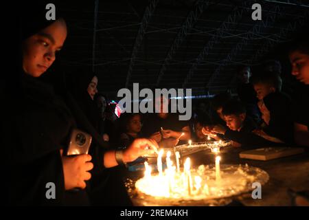 28 luglio 2023, Isfahan, Isfahan, Iran: Gli iraniani accendono le candele per commemorare la morte dell'Imam Hussein, nipote del profeta dell'Islam Muhammad, durante una cerimonia di Ashura notturna presso la storica casa dei vigneti di Malek a Isfahan. Sham-i-Ghareban è una notte di lutto dello sciita che si osserva tra il 10° Muharram e l'11° Muharram. La parola Sham significa notte e Ghareban significa povero o oppresso, quindi questa notte fa riferimento al sacrificio e alla tolleranza del popolo oppresso di Ahlebait a Karbala. Si chiama Sham-i-Ghareban. L'11 di Muharram, i membri santi di Ahlebait furono arrestati. La ne Foto Stock