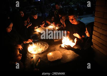 28 luglio 2023, Isfahan, Isfahan, Iran: Gli iraniani accendono le candele per commemorare la morte dell'Imam Hussein, nipote del profeta dell'Islam Muhammad, durante una cerimonia di Ashura notturna presso la storica casa dei vigneti di Malek a Isfahan. Sham-i-Ghareban è una notte di lutto dello sciita che si osserva tra il 10° Muharram e l'11° Muharram. La parola Sham significa notte e Ghareban significa povero o oppresso, quindi questa notte fa riferimento al sacrificio e alla tolleranza del popolo oppresso di Ahlebait a Karbala. Si chiama Sham-i-Ghareban. L'11 di Muharram, i membri santi di Ahlebait furono arrestati. La ne Foto Stock