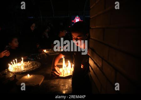 28 luglio 2023, Isfahan, Isfahan, Iran: Gli iraniani accendono le candele per commemorare la morte dell'Imam Hussein, nipote del profeta dell'Islam Muhammad, durante una cerimonia di Ashura notturna presso la storica casa dei vigneti di Malek a Isfahan. Sham-i-Ghareban è una notte di lutto dello sciita che si osserva tra il 10° Muharram e l'11° Muharram. La parola Sham significa notte e Ghareban significa povero o oppresso, quindi questa notte fa riferimento al sacrificio e alla tolleranza del popolo oppresso di Ahlebait a Karbala. Si chiama Sham-i-Ghareban. L'11 di Muharram, i membri santi di Ahlebait furono arrestati. La ne Foto Stock