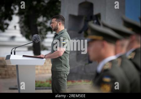 Kiev, Ucraina. 28 luglio 2023. Il presidente ucraino Volodymyr Zelenskyy pronuncia osservazioni durante una cerimonia che segna il giorno dello stato ucraino in piazza Mykhailivska, il 28 luglio 2023 a Kiev, Ucraina. Credito: Ufficio stampa presidenziale ucraino/presidenza Ucraina/Alamy Live News Foto Stock