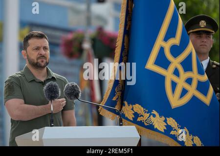 Kiev, Ucraina. 28 luglio 2023. Il presidente ucraino Volodymyr Zelenskyy rappresenta l'inno nazionale durante una cerimonia che segna il giorno dello stato ucraino in piazza Mykhailivska, il 28 luglio 2023 a Kiev, Ucraina. Credito: Ufficio stampa presidenziale ucraino/presidenza Ucraina/Alamy Live News Foto Stock